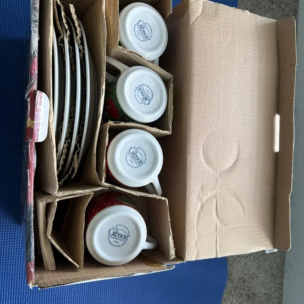 NEW Gibson Christmas Treasures Holiday Dinnerware 20pc Set Serving 4 W/Box Vtg